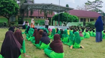 foto istimewa : Anggota polsek toili berikan bahaya bullying pada siswa MIS Muhammadiyah