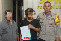 foto istimewa : Kedua pelaku bertengkar di damaikan oleh Anggota polsek luwuk