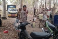 foto istimewa : Anggota dan Warga sekitar lakukan penyiraman api