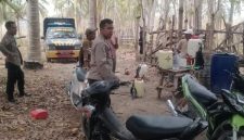foto istimewa : Anggota dan Warga sekitar lakukan penyiraman api