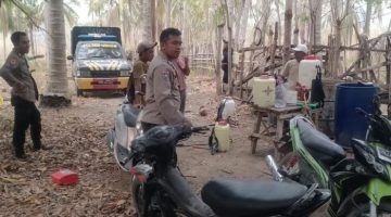 foto istimewa : Anggota dan Warga sekitar lakukan penyiraman api