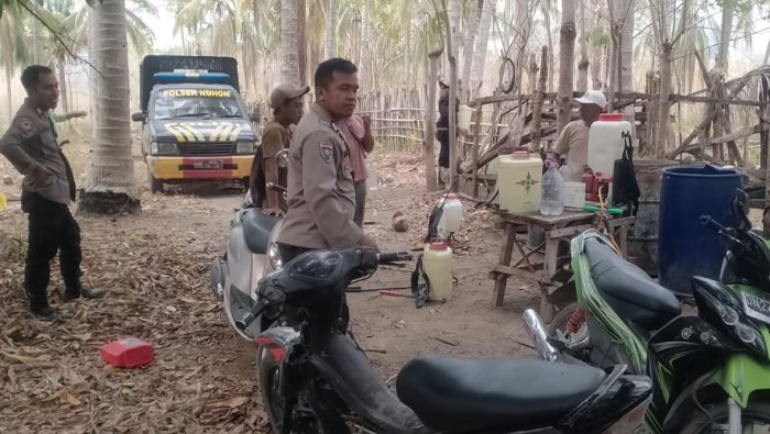 foto istimewa : Anggota dan Warga sekitar lakukan penyiraman api