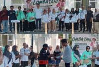 foto istimewa : Saat penyerahan hadiah oleh Kabid Holtikultura Choirul mambuhu berikan pada pemenang lomba
