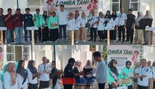 foto istimewa : Saat penyerahan hadiah oleh Kabid Holtikultura Choirul mambuhu berikan pada pemenang lomba