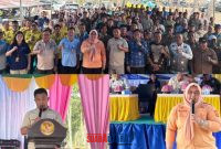 foto istimewa : Kadinsos Banggai Haryadi Bola Bersama Plh Kadinsos Provinsi sulteng Kiki Rezqi Ramdaniasari, S.STP., MM.dan para warga masyarakat
