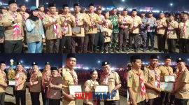 foto istimewa : Saat Sekda banggai Ramli Tongko di dampingi Ketua Kwarcab banggai Safrudin Hinelo.S.STP, M.Si, bersama jajaran unsur Forkopimda Serahkan pialah Bergilir 