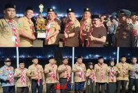 foto istimewa : Sekda Banggai Serahkan Lansung Pialah Bergilir Ke Kwaran Moilong diterima Camat Moilong Saksikan Ketua Kwarcab Safrudin Hinelo.S.STP.M.Si