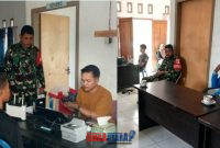 foto istimewa : Anggota Babinsa sedang lakukan foto warga 
