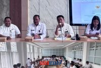 foto istimewa : Saat Pimpin Rapat Kadinsos Banggai Hariadi Bola.SH, Bersama Asisten I Mujiono Lasitata.SH.M.H dan Sekdinsos Yudi Serta perwakilan Dinkes