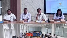 foto istimewa : Saat Pimpin Rapat Kadinsos Banggai Hariadi Bola.SH, Bersama Asisten I Mujiono Lasitata.SH.M.H dan Sekdinsos Yudi Serta perwakilan Dinkes