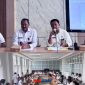 foto istimewa : Saat Pimpin Rapat Kadinsos Banggai Hariadi Bola.SH, Bersama Asisten I Mujiono Lasitata.SH.M.H dan Sekdinsos Yudi Serta perwakilan Dinkes