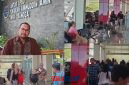 foto istimewa : Kepala Seksi Jasa Kerja Sama Kantor Unit Penyelenggara Bandar Udara (UPBU) Kelas II Syukuran Aminuddin Amir Luwuk, Eko Budi Haryono dan kondisi para penumpangbtujuan makassar dan manado