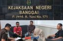foto istimewa : Wakili Kajari Banggai Kasi Intel Yadi Kurniawan.SH Dengarkan aduan warga terhadap Kades Boyou
