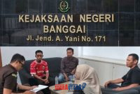 foto istimewa : Wakili Kajari Banggai Kasi Intel Yadi Kurniawan.SH Dengarkan aduan warga terhadap Kades Boyou