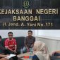 foto istimewa  : Wakili Kajari Banggai Kasi Intel Yadi Kurniawan.SH Dengarkan aduan warga  terhadap Kades Boyou