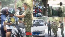 foto istimewa : Dandim 1308/LB Letkol Inf Cepi turun langsung Bagikan Masker pada Masyarakat yang melintas di depan Kodim
