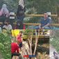 foto istimewa  : Saat para jajaran kelurahan soho turun di sungai Bersihkan sampah di sepanjang bantaran suara
