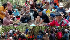 foto istimewa  : Kebersamaan Kapolsek lamala Iptu I Wayan Sukarman .SH ikut Membaur saat warga gelar Doa Adat keselamatan bersama
