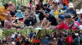 foto istimewa  : Kebersamaan Kapolsek lamala Iptu I Wayan Sukarman .SH ikut Membaur saat warga gelar Doa Adat keselamatan bersama