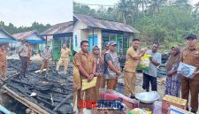 foto istimewa  : Saat Kadinsos Hariadi Bola.SH melihat langsung dan Serahkan Bantuan dari Bupati banggai bersama Tim