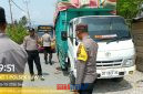 foto istimewa : Anggota Cek Mobil Truk yang di sedot BBM solar 