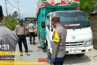 foto istimewa : Anggota Cek Mobil Truk yang di sedot BBM solar