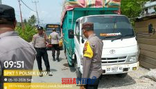 foto istimewa : Anggota Cek Mobil Truk yang di sedot BBM solar 