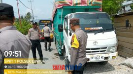 foto istimewa : Anggota Cek Mobil Truk yang di sedot BBM solar 