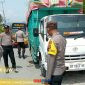 foto istimewa : Anggota Cek Mobil Truk yang di sedot BBM solar 