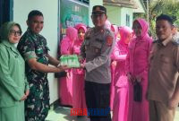 foto istimewa : Kapolsek Kintom Bersama Jajarannya dan Camat Serahkan Kue HUT TNI 81di kantor koramil