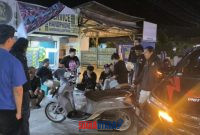foto istimewa Saat Petugas sedang lakukan sosialisasi para anak muda sedang nongkrong