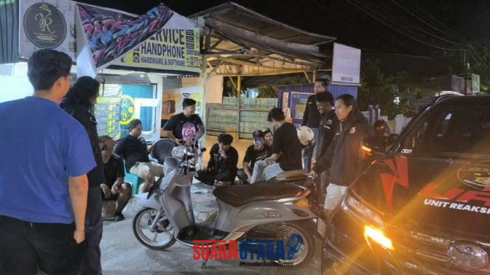 foto istimewa Saat Petugas sedang lakukan sosialisasi para anak muda sedang nongkrong