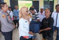 foto istimewa : Kapolsek Saksikan penyerahan bantuan sembako buat warga  sirom