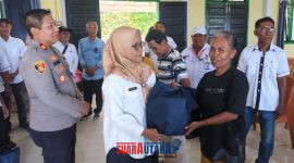 foto istimewa : Kapolsek Saksikan penyerahan bantuan sembako buat warga  sirom