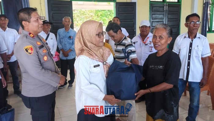 foto istimewa : Kapolsek Saksikan penyerahan bantuan sembako buat warga  sirom