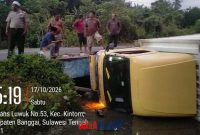 foto istimewa : Anggota Polsek kintom cek keadaan truk yang terjun ke jurang