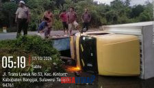 foto istimewa : Anggota Polsek kintom cek keadaan truk yang terjun ke jurang