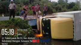 foto istimewa : Anggota Polsek kintom cek keadaan truk yang terjun ke jurang