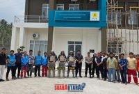 foto istimewa  : Bersama para pekerja dan anggota polresta banggai