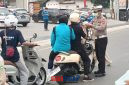 foto istimewa : Saat Anggota Satlantas Bagikan masker