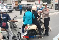 foto istimewa : Saat Anggota Satlantas Bagikan masker