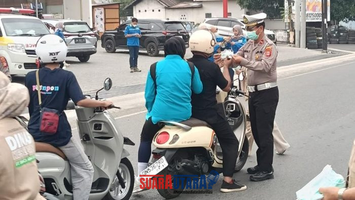 foto istimewa : Saat Anggota Satlantas Bagikan masker